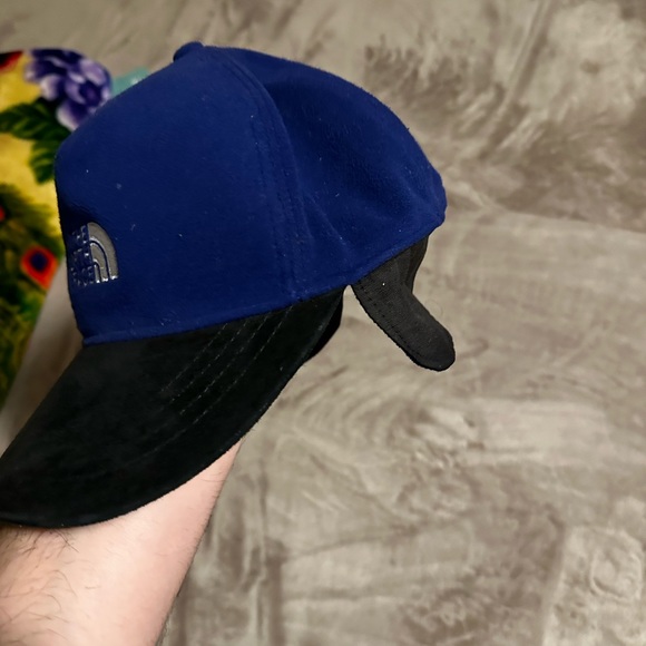 The Northface Swade winter hat adjustable ear flops - Picture 6 of 8